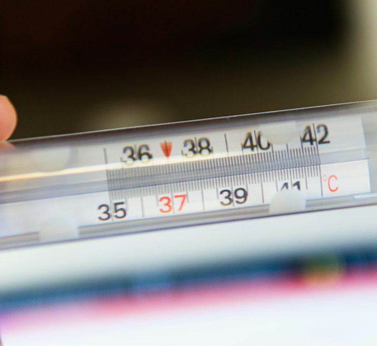 Ein Thermometer zeigt eine Temperatur von 37 °C.