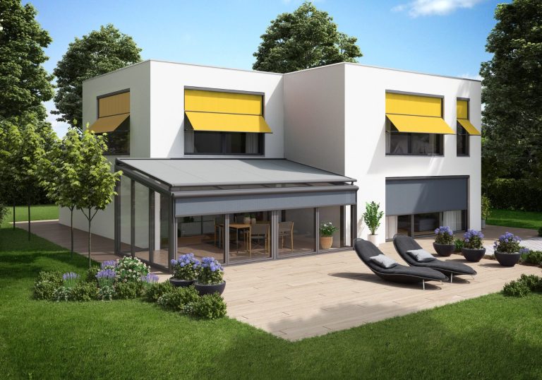 Modernes Haus mit gelben Markisen, Garten und Terrasse mit Liegen.