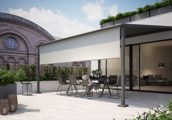 Moderne Terrasse mit Essbereich und Sonnenschutz, umgeben von Pflanzen.