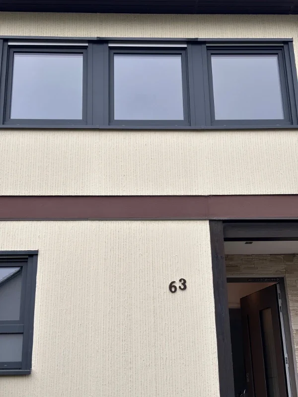 Fenster und beige Fassade