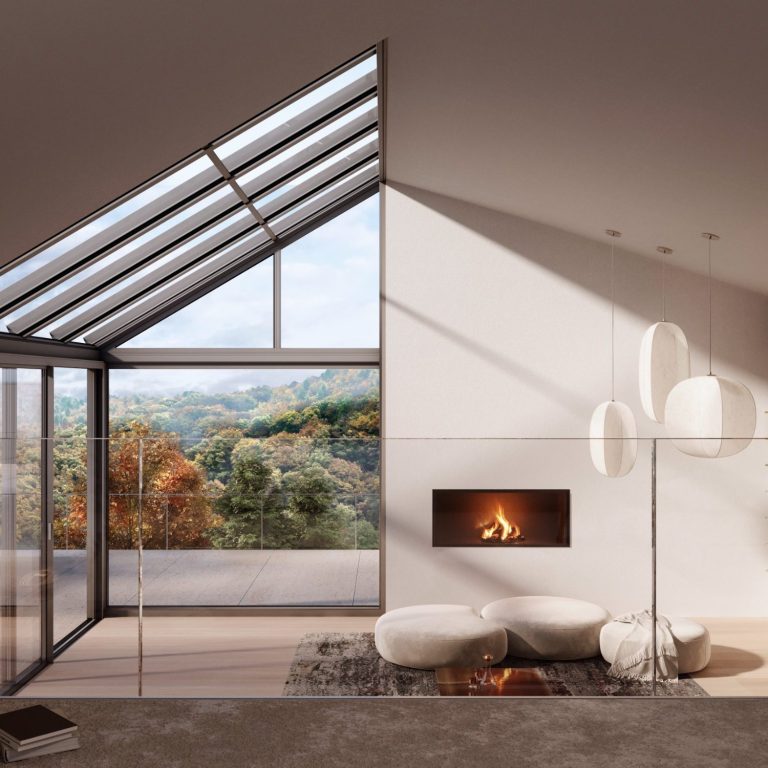 Modern Wohnzimmer mit Kamin, großen Fenstern und Blick auf eine herbstliche Landschaft.