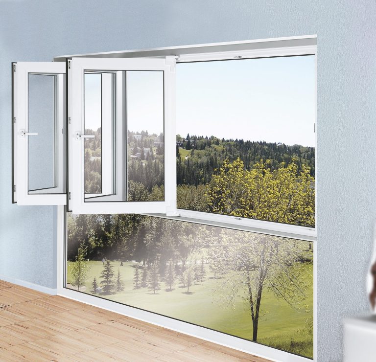 Offenes Fenster mit Blick auf eine grüne Landschaft und Bäume.