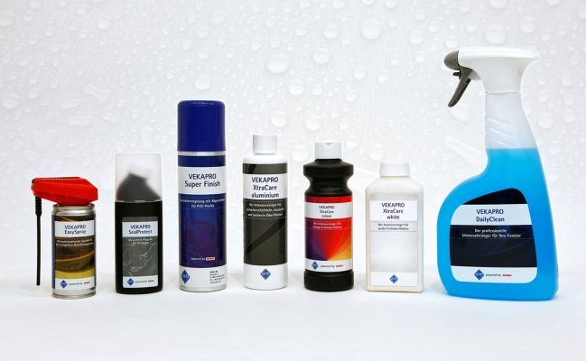 Reinigungsmittel in Flaschen, einschließlich Sprüh- und Flüssigprodukten, auf hellem Hintergrund.