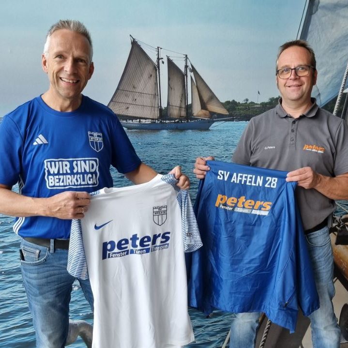 die beidenGeschäftsführer halten Fußballtrikots mit dem Schriftzug "peters".