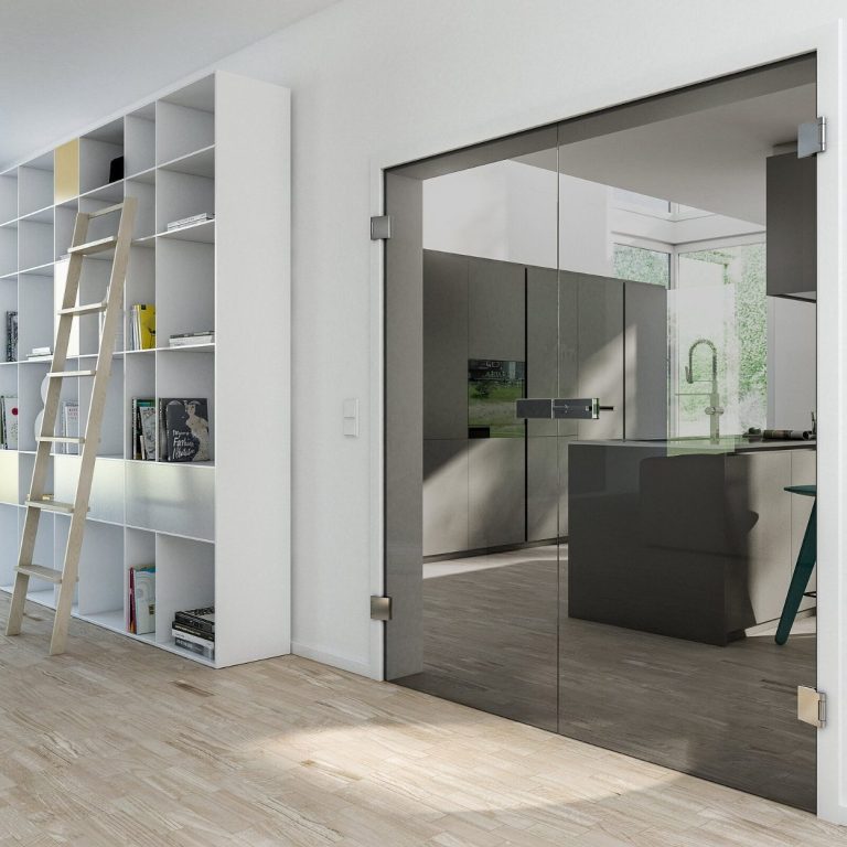 Moderne Wohnküche mit Glastür und Bücherregal, Holzfußboden und Leiter.